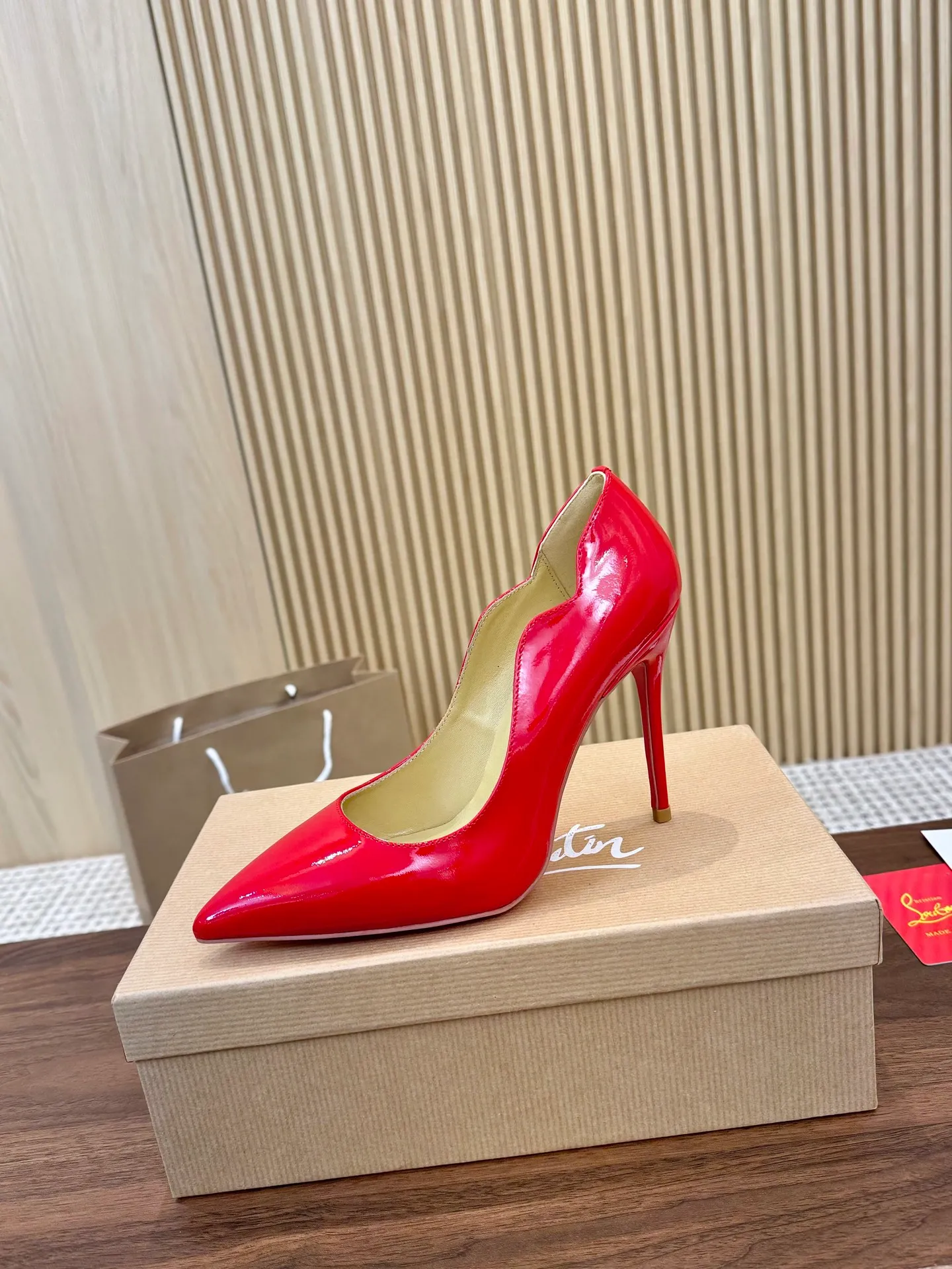 👟👟Ex-factory price 440👟👟 Genuine leather sole +40 shipped all year round 💝Christian Louboutin CL👠 "Imported cow patent leather💎 series" noble and luxurious, real blingbling✨ real materials, all customized by the pattern maker, and the materials are made of original customized materials, achieving the taste of the original 5 color options💍 Upper: Imported 👉Cow patent leather💪 Lining: Sheepskin foot pad/lining Size: 34-40.41.42 Heel height: 10.5cm and 8.5cm two options Leather sole Rubber sole
